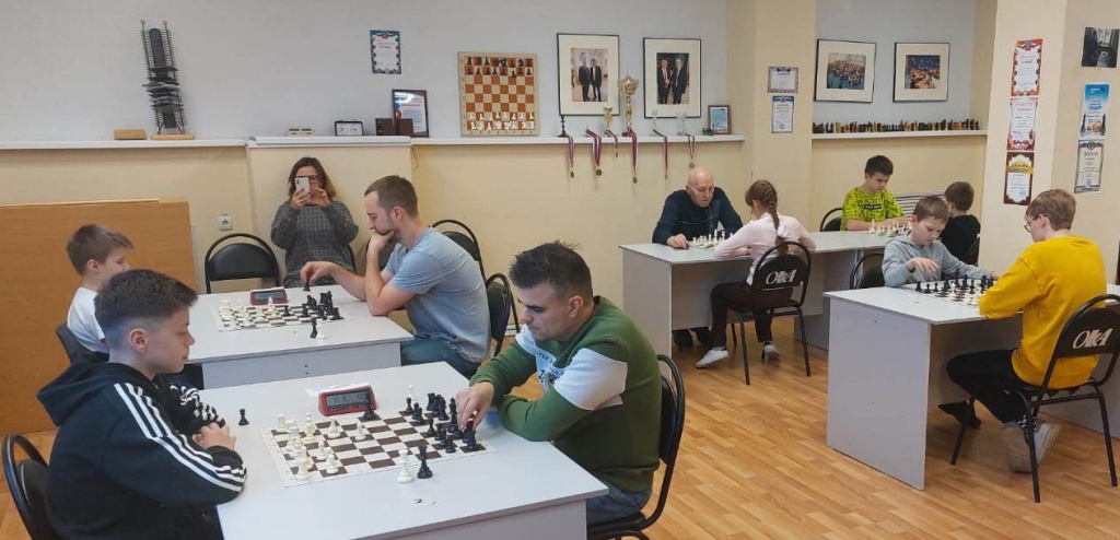 20 апреля 2024 года в пристройке к ДС «Ока» в помещении шахматной секции состоялся турнир по быстрым шахматам, посвящённый Дню космонавтики города Пущино Московской области.